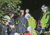 四名年轻“驴友”爬山摔伤 救援人员冒雨营救