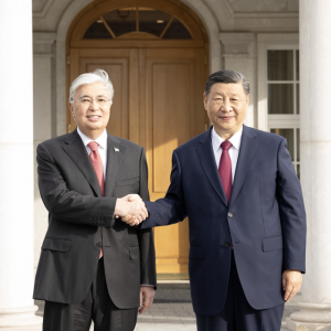 习近平同哈萨克斯坦总统托卡耶夫举行小范围晤谈