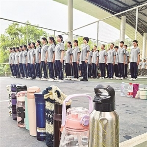 厦门多所学校高一新生开始军训 上好开学第一课