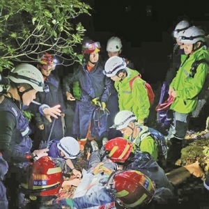 四名年轻“驴友”爬山摔伤 救援人员冒雨营救